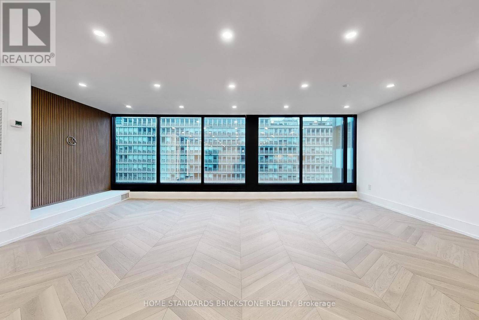 Toronto (annex), ON M5S2W7,110 Bloor ST West #1009