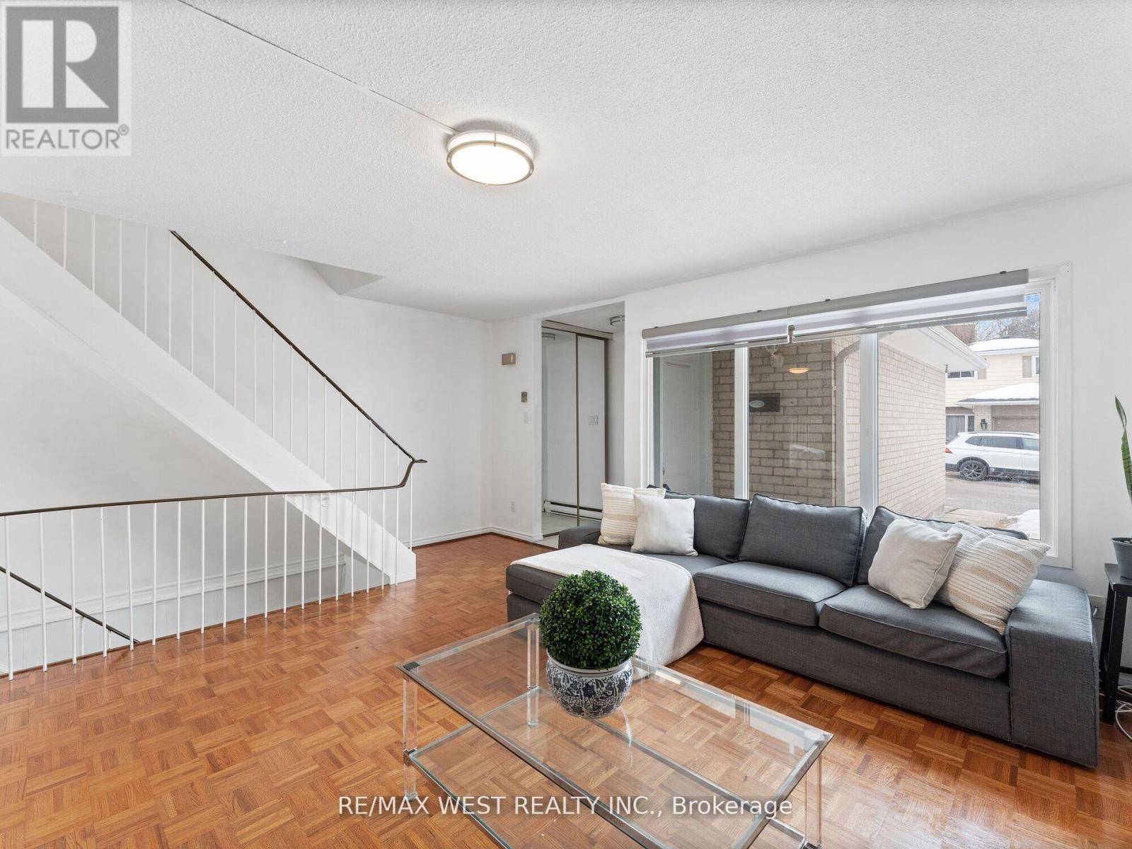 Toronto (westminster-branson), ON M2R3J1,94 PLUM TREE WAY