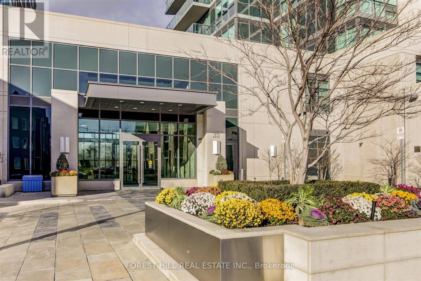 Toronto (leaside), ON M4G0A5,35 Brian Peck CRES #TH 120