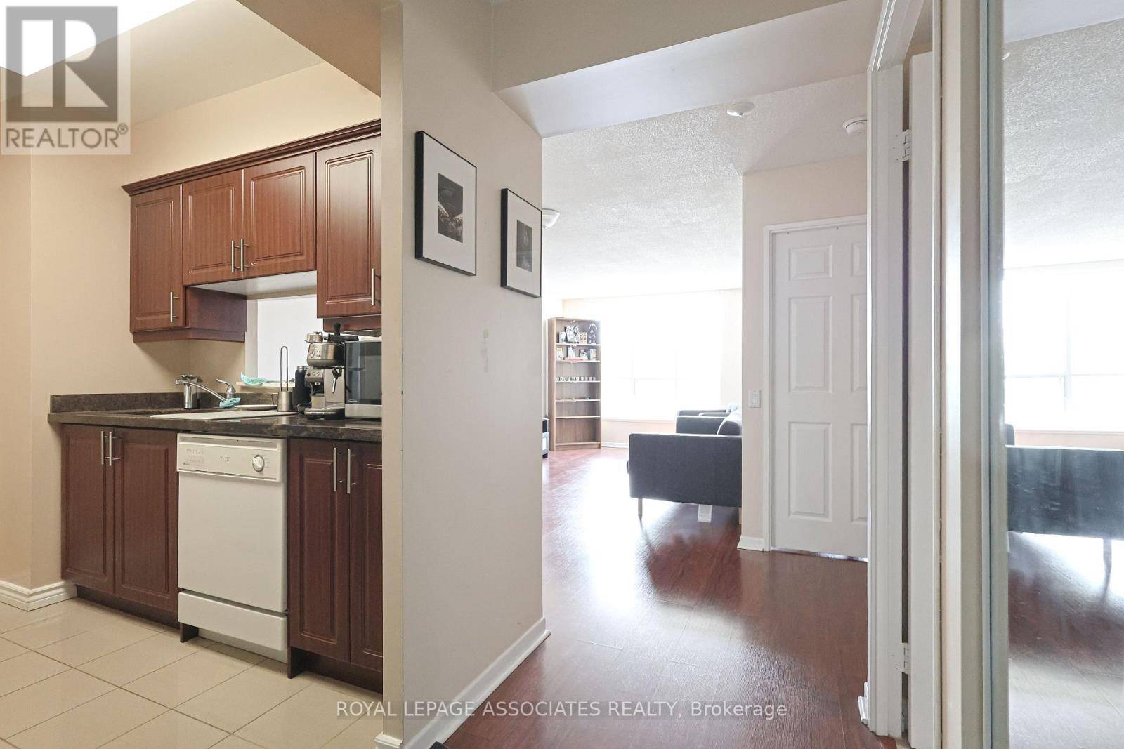 Toronto (thorncliffe Park), ON M4H1P2,21 Overlea BLVD #208