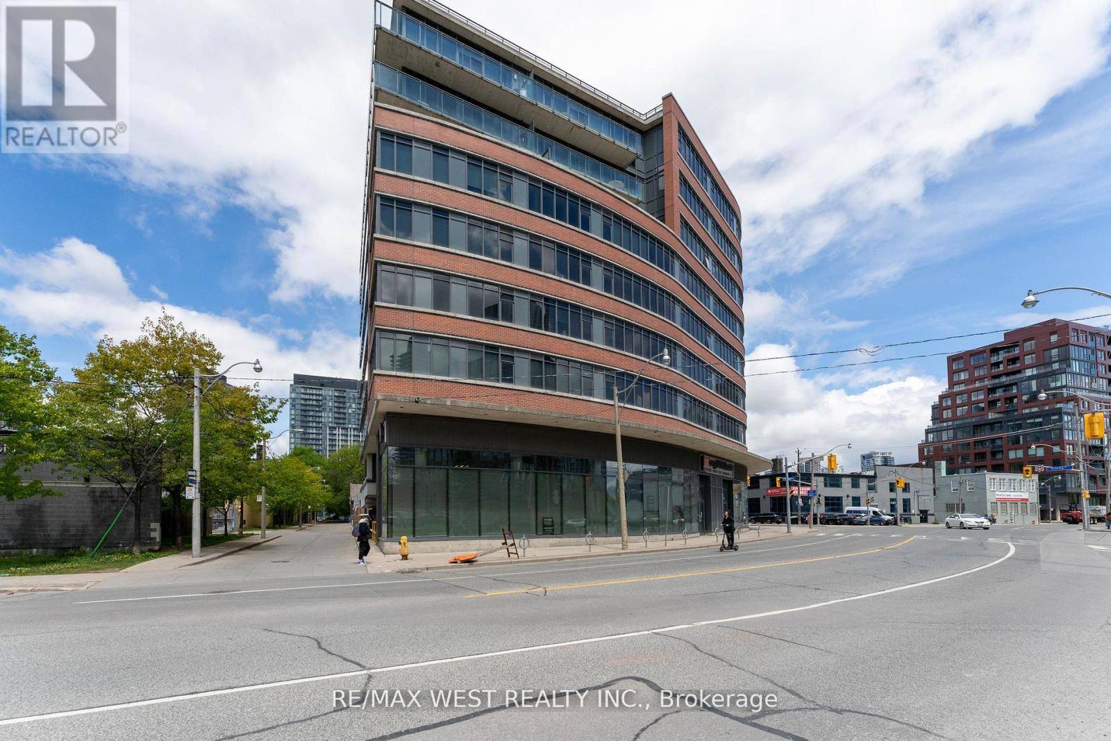 Toronto (moss Park), ON M5A0E4,90 Trinity ST #303