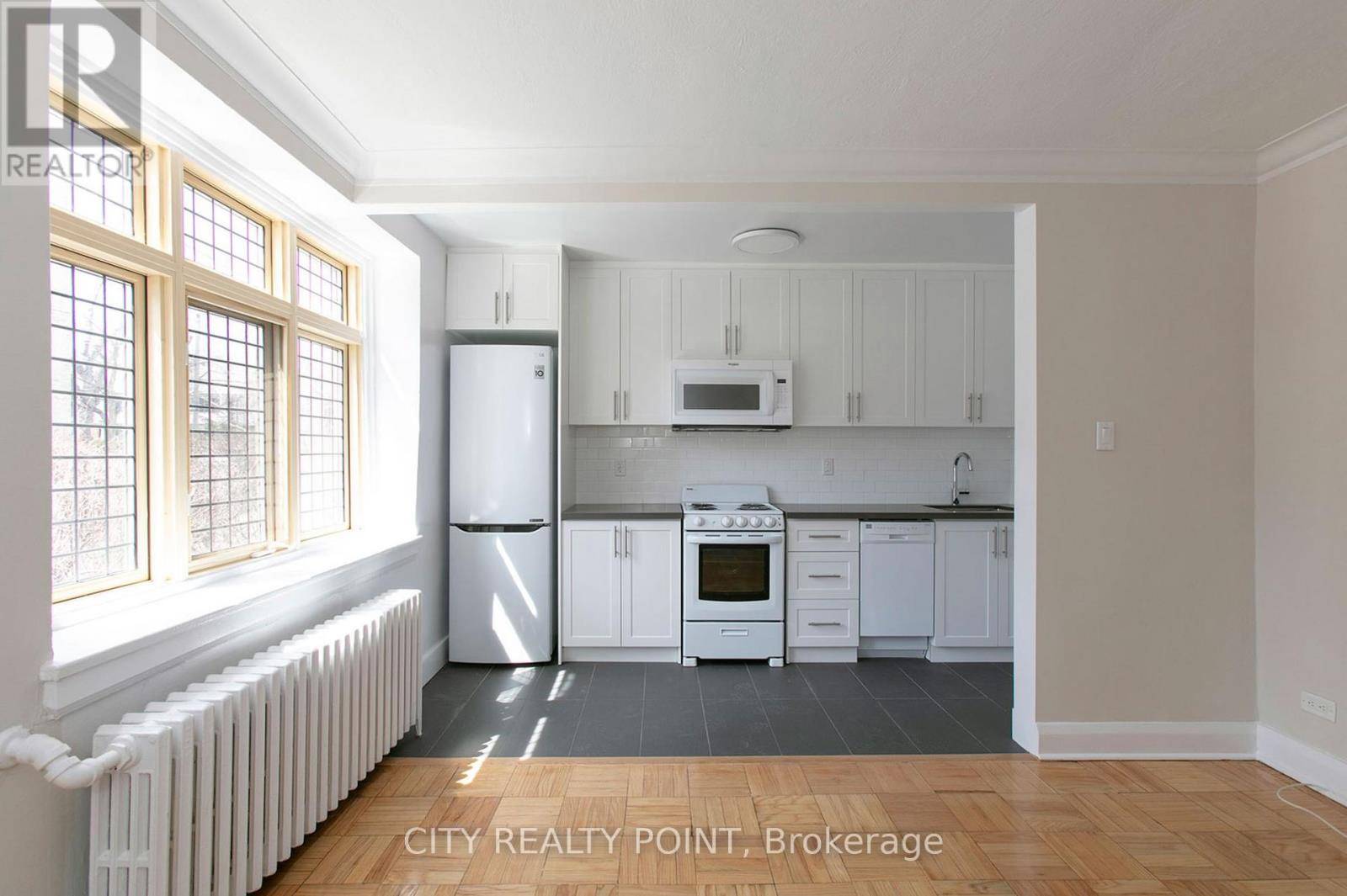 Toronto (casa Loma), ON M4V2H5,398 Avenue RD #221
