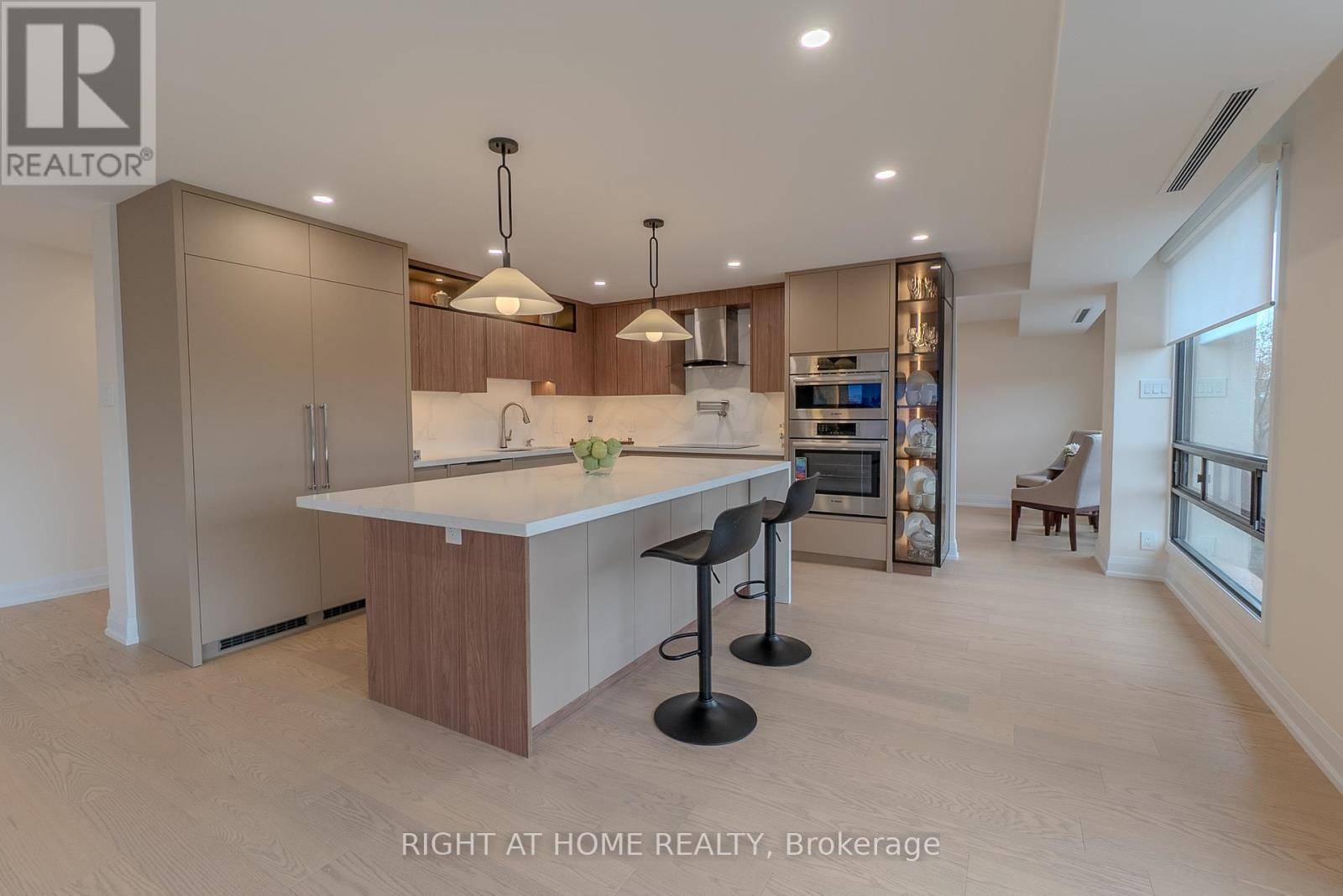 Toronto (forest Hill South), ON M5P2X9,447 Walmer RD #608