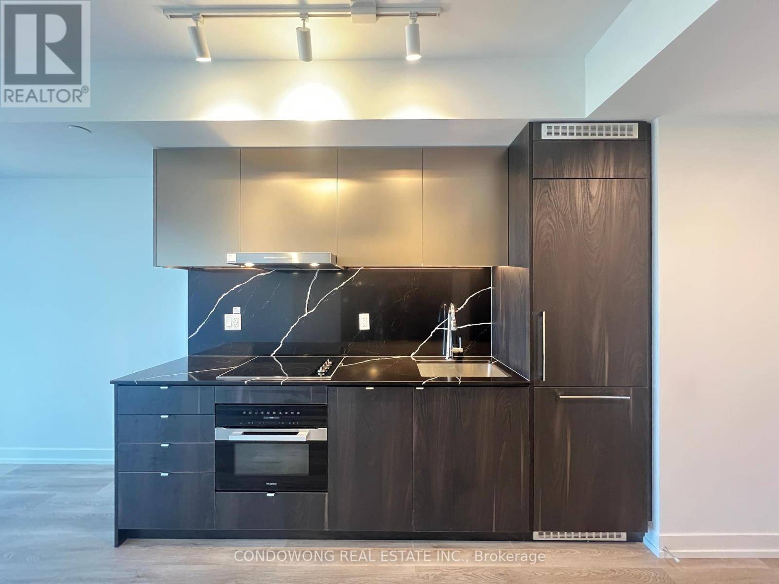 Toronto (rosedale-moore Park), ON M4W0B8,771 Yonge ST #1607