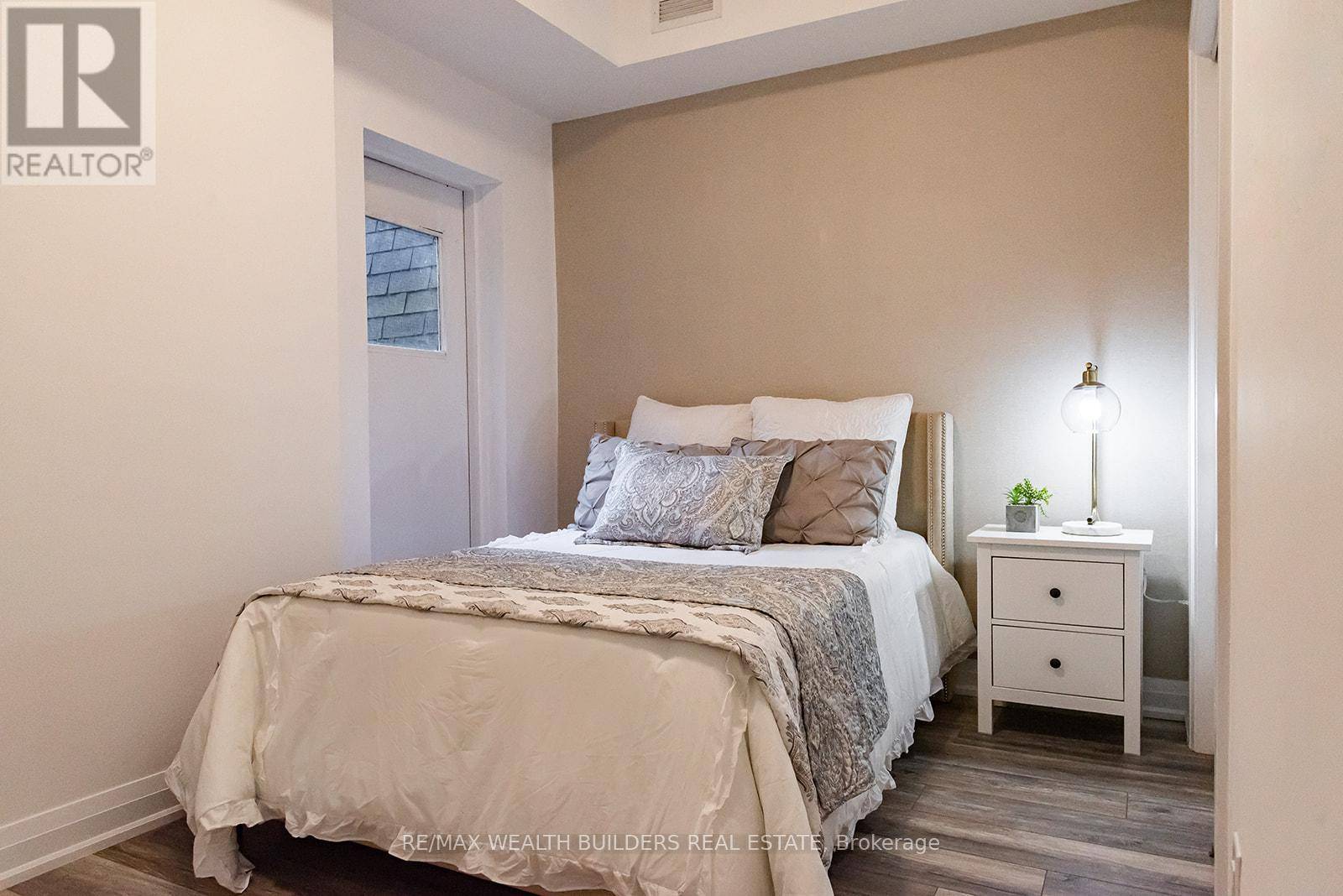 Toronto (moss Park), ON M5J2C1,207 Jarvis ST #5