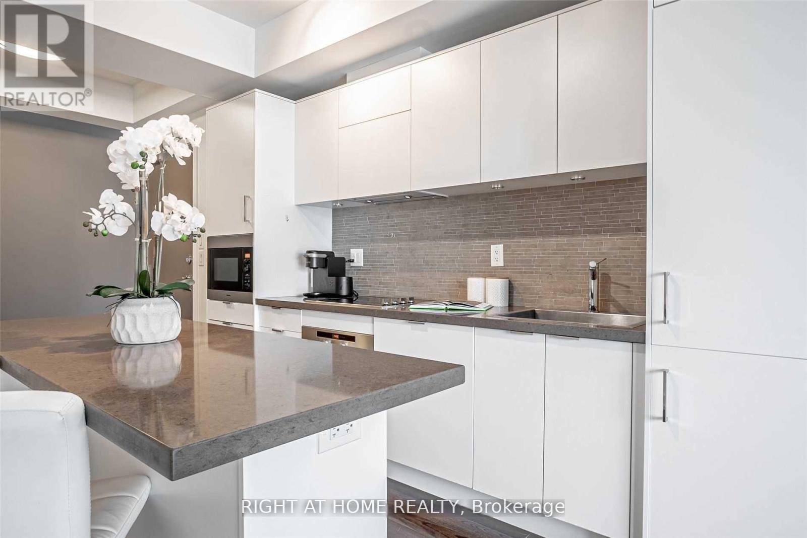 Toronto (waterfront Communities), ON M5V0B8,21 Widmer ST #3007