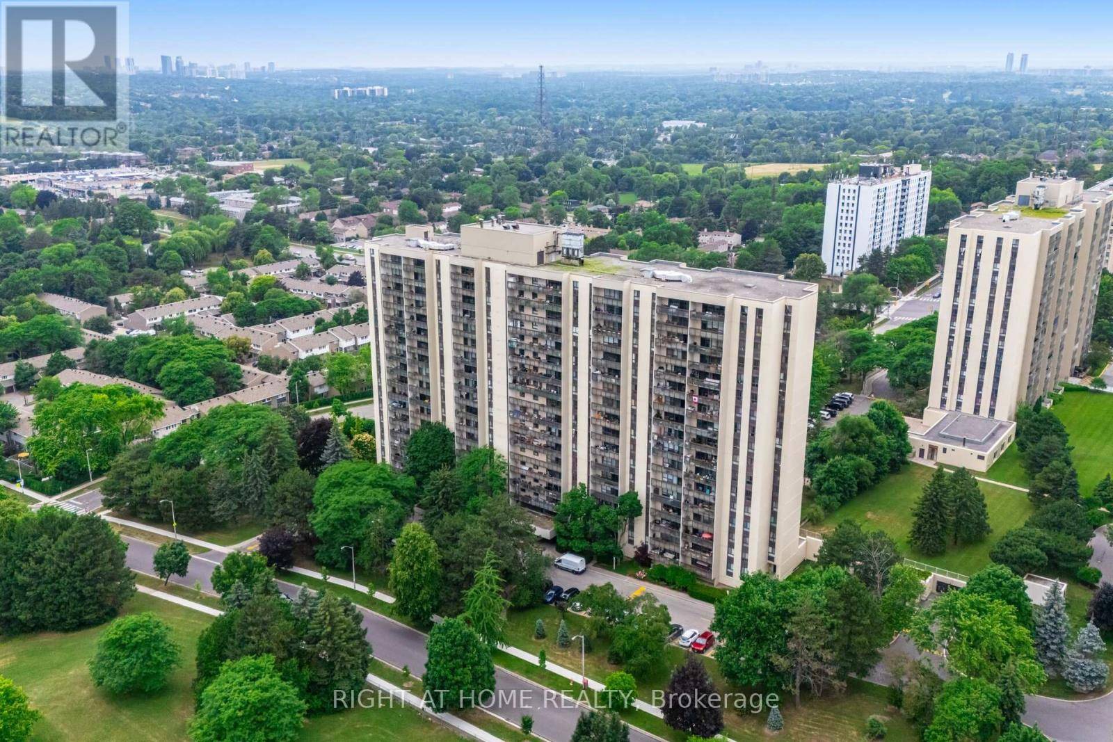 Toronto (don Valley Village), ON M2J4S6,260 Seneca Hill DR #210