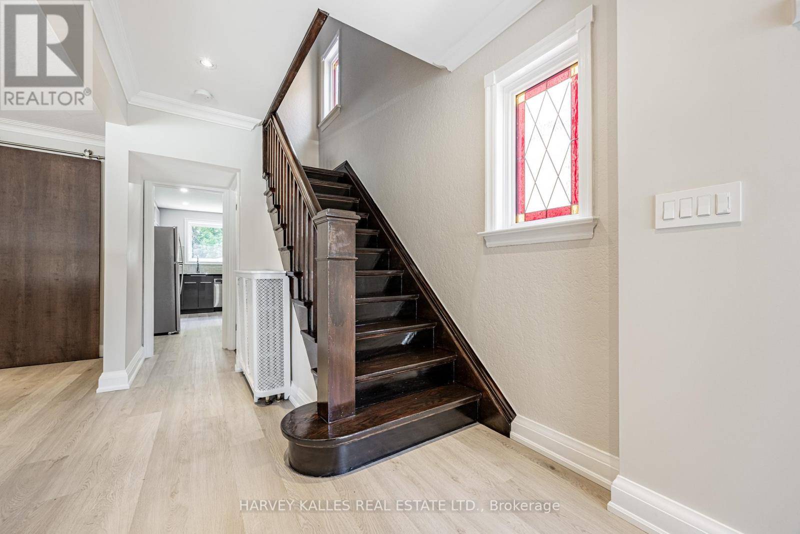 Toronto (humewood-cedarvale), ON M5P3K7,1836 BATHURST STREET