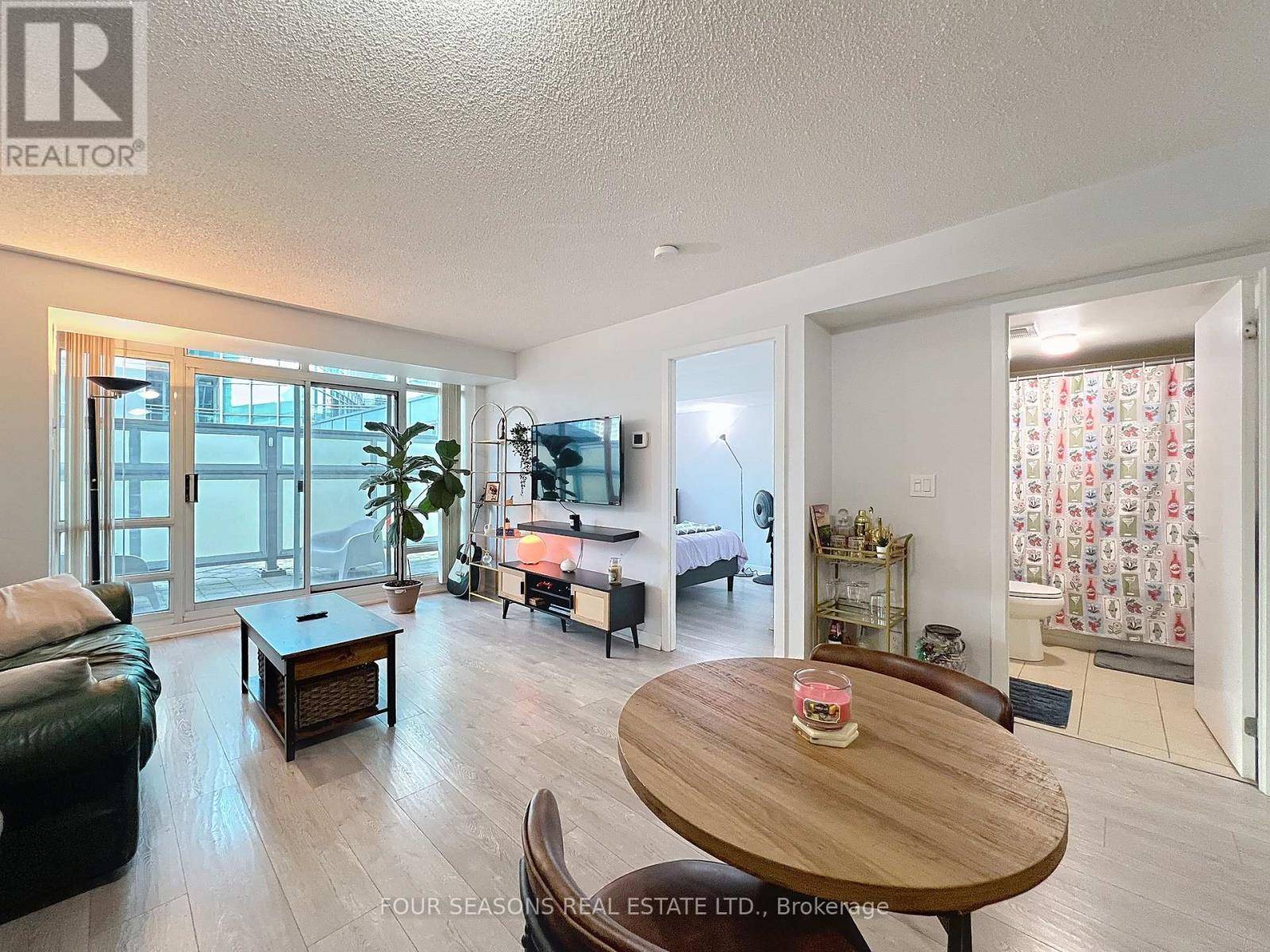 Toronto (waterfront Communities), ON M5V3R8,381 Front ST West #310