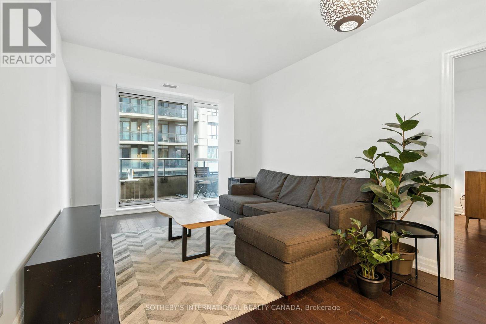 Toronto (humewood-cedarvale), ON M6C1A8,500 St Clair AVE West #502