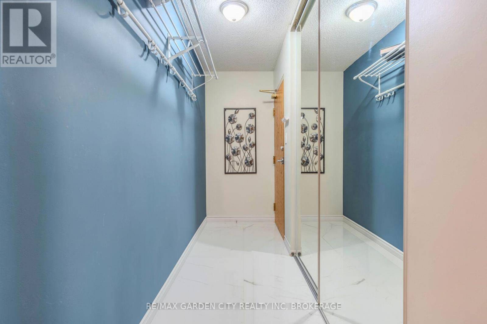 Toronto (clanton Park), ON M3H2T4,897 Sheppard AVE West #202