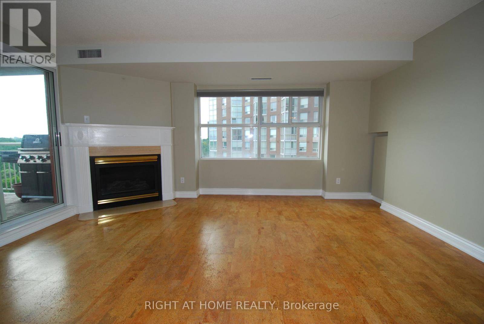 Toronto (banbury-don Mills), ON M3C3T9,18 Concorde PL #601