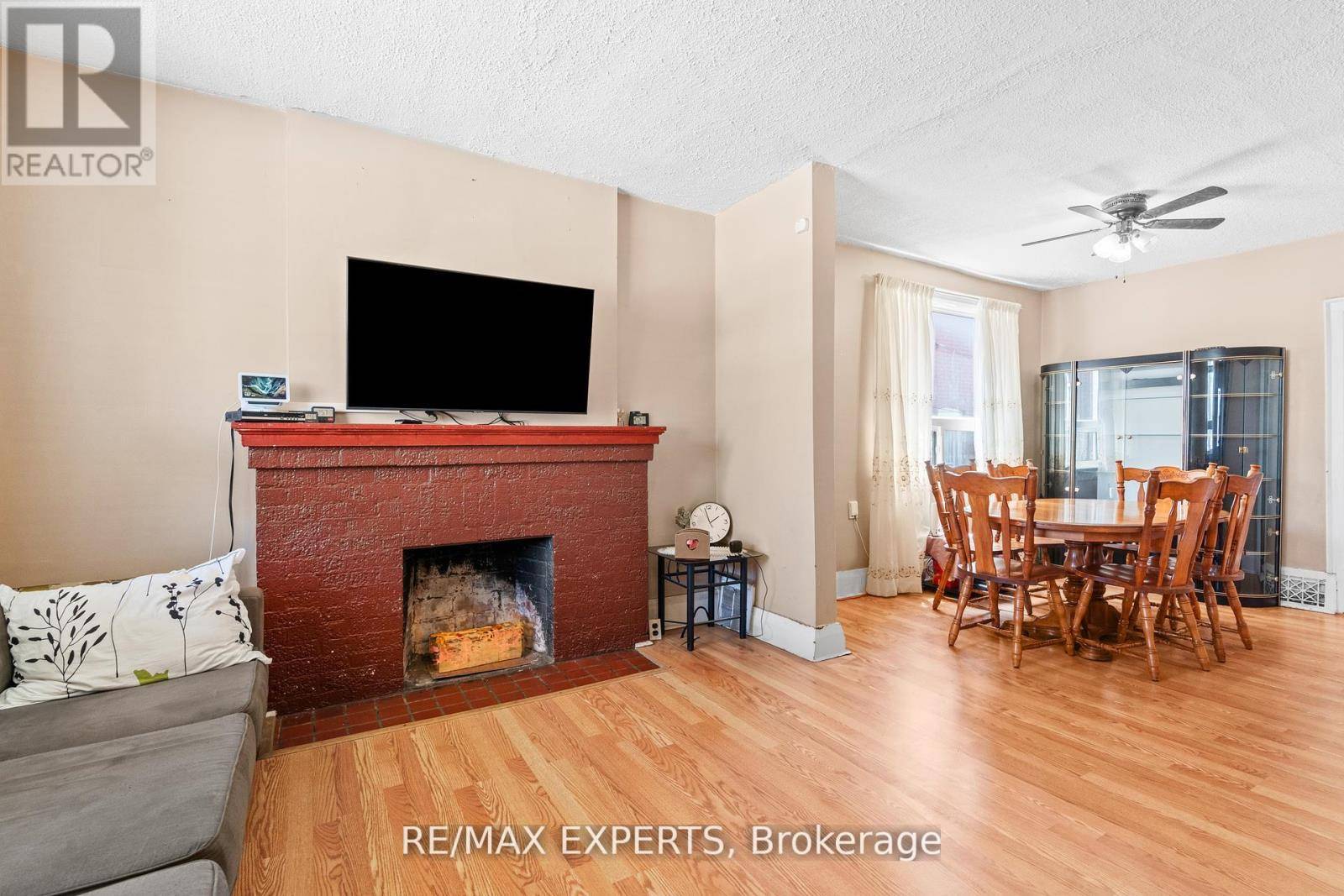Toronto (oakwood Village), ON M6E3J4,528 LAUDER AVENUE