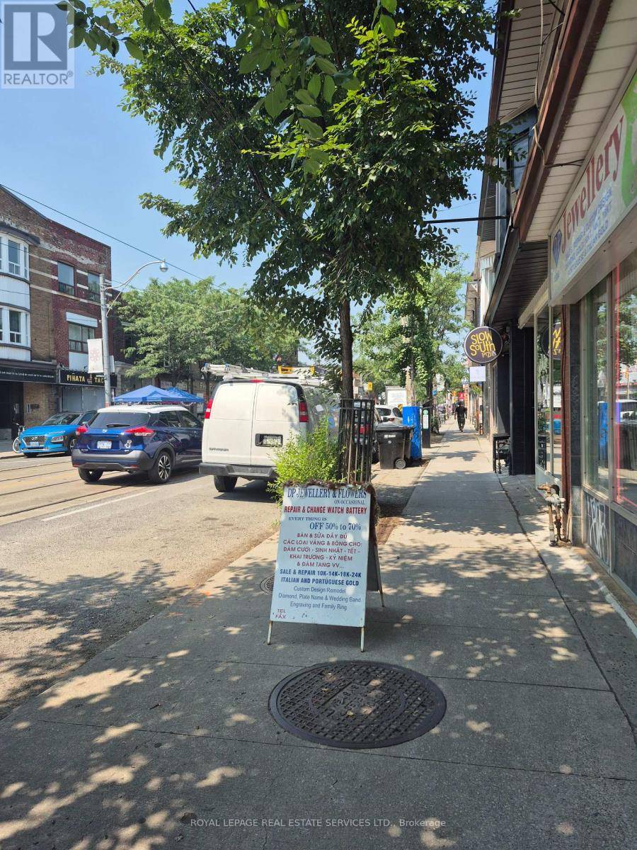 Toronto (little Portugal), ON M6K1T8,1584 DUNDAS STREET W