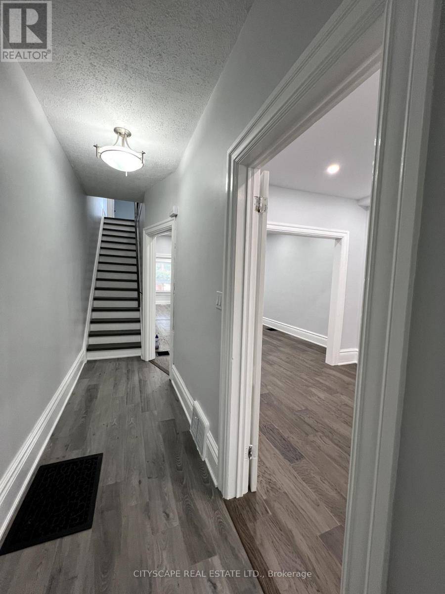 Toronto (dufferin Grove), ON M6H3Y3,476 LANSDOWNE AVENUE