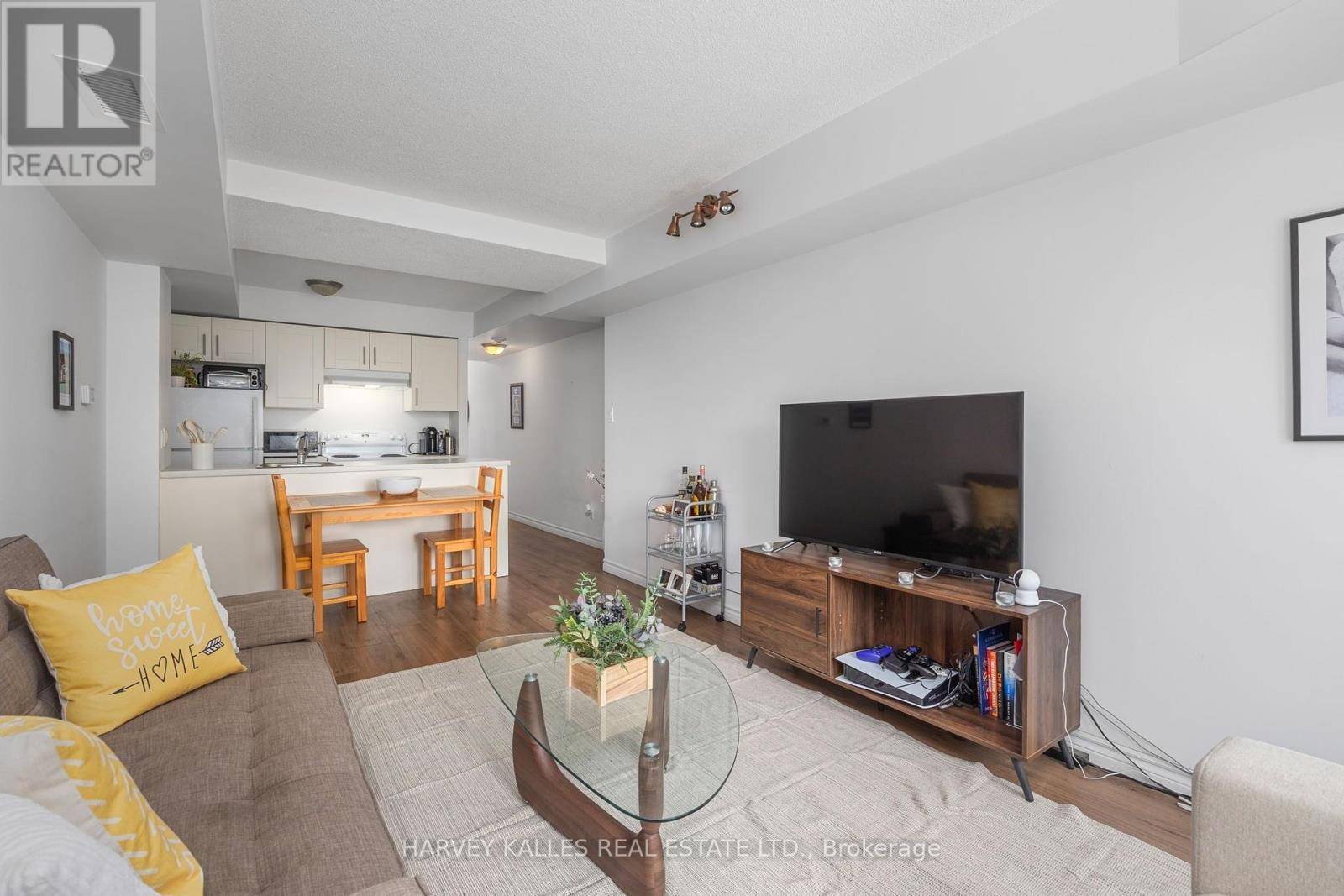 Toronto (humewood-cedarvale), ON M6C4B4,15 Maplewood AVE #212
