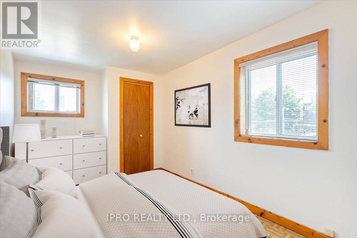 Toronto (little Portugal), ON M6K1V8,16 FISHER STREET