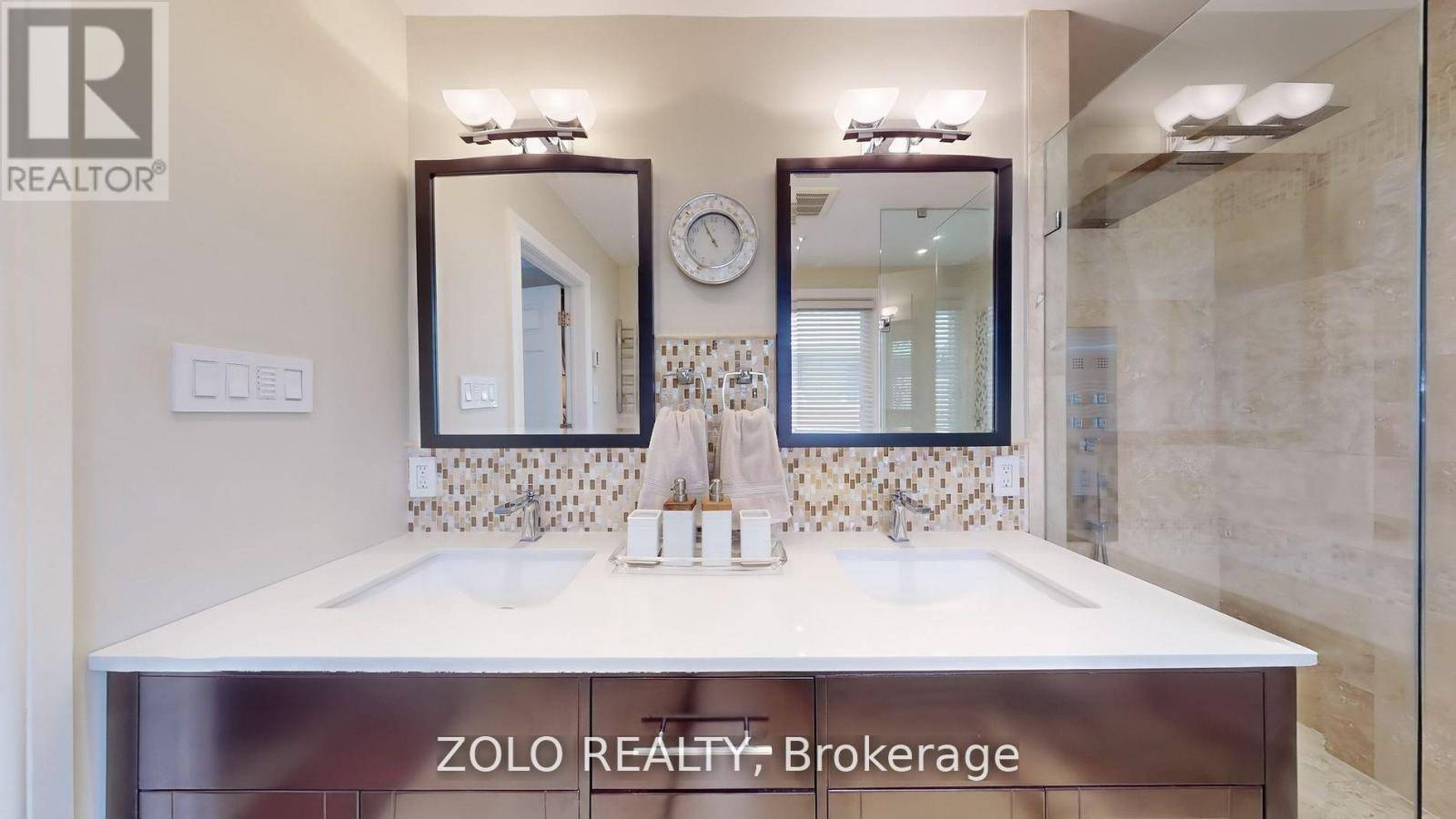 Toronto (newtonbrook East), ON M2M2B8,32 REVCOE DRIVE