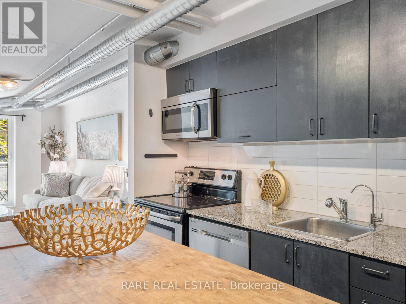 Toronto (little Portugal), ON M6J0A1,170 Sudbury ST #205