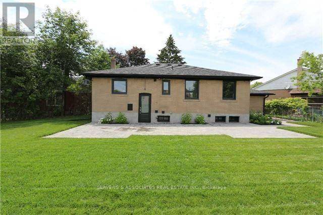 Toronto (newtonbrook West), ON M2R2Y3,17 ROBSON PLACE