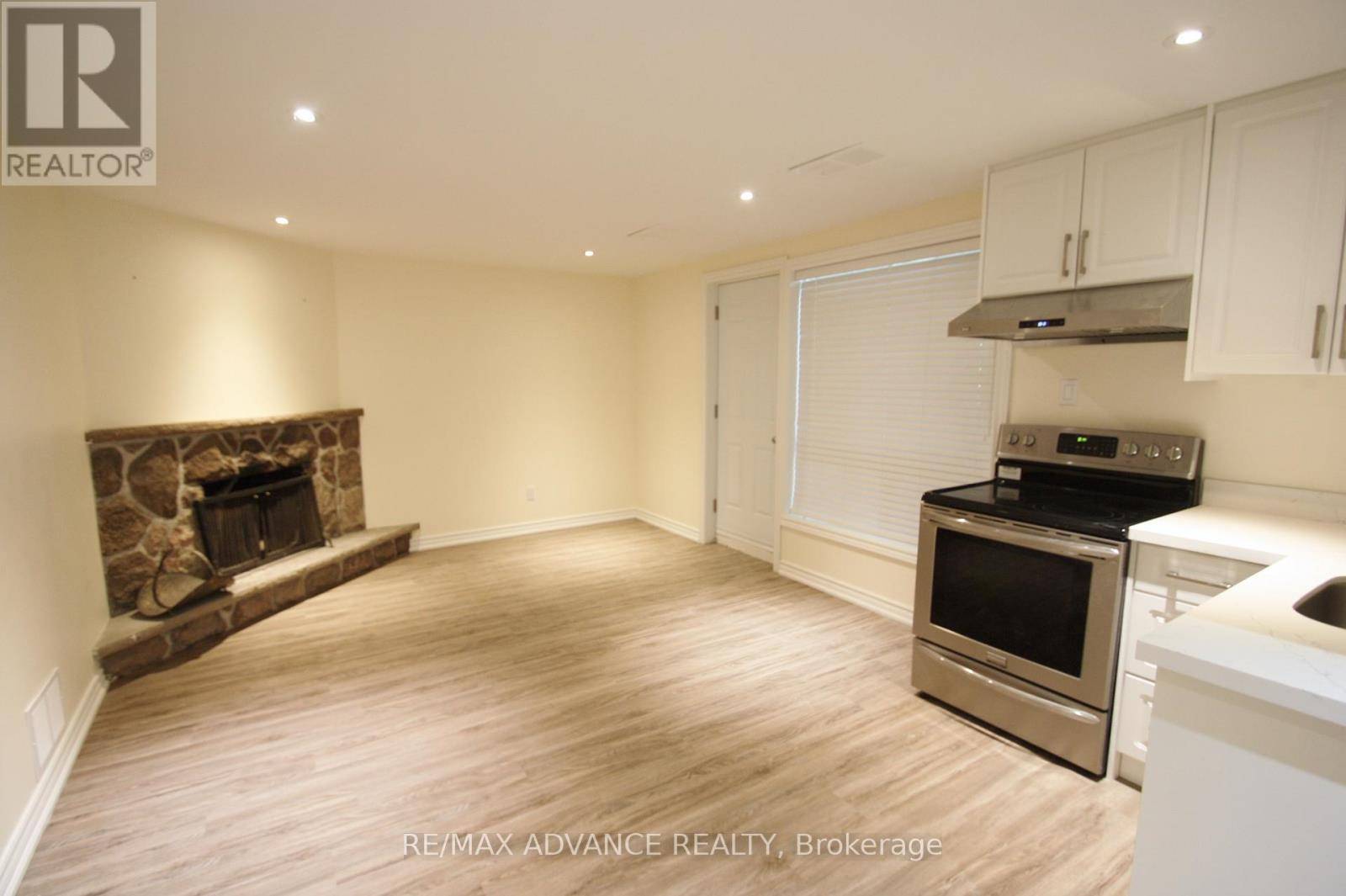 Toronto (st. Andrew-windfields), ON M2L2H7,33 Carluke CRES #Lower