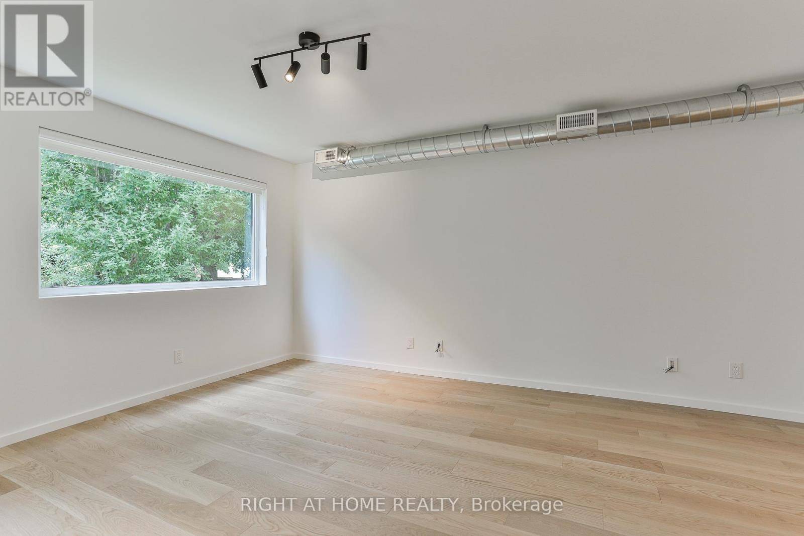 Toronto (little Portugal), ON M6J3C3,74 DOVERCOURT RD #2