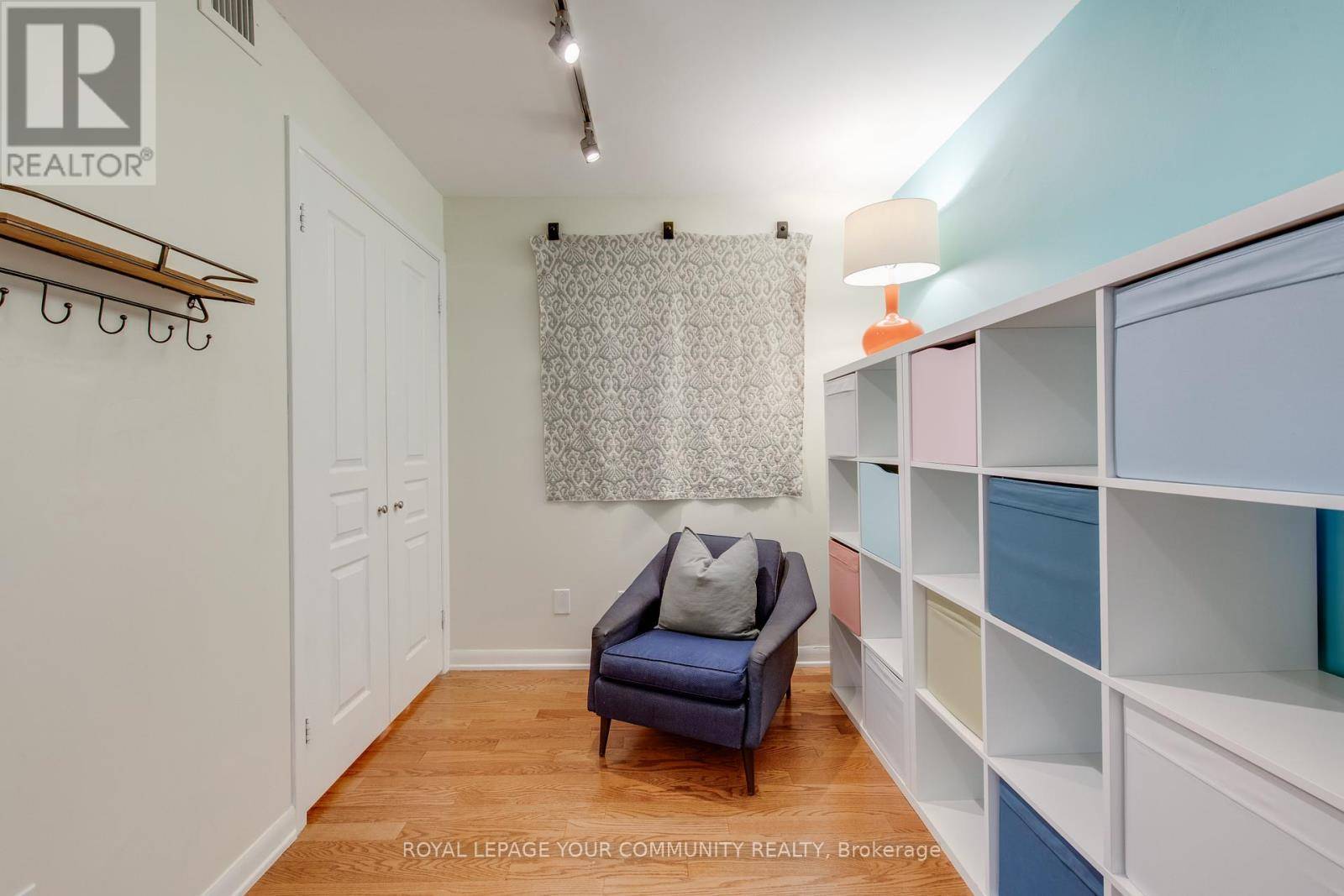 Toronto (moss Park), ON M4A4R3,323 Richmond ST East #1007