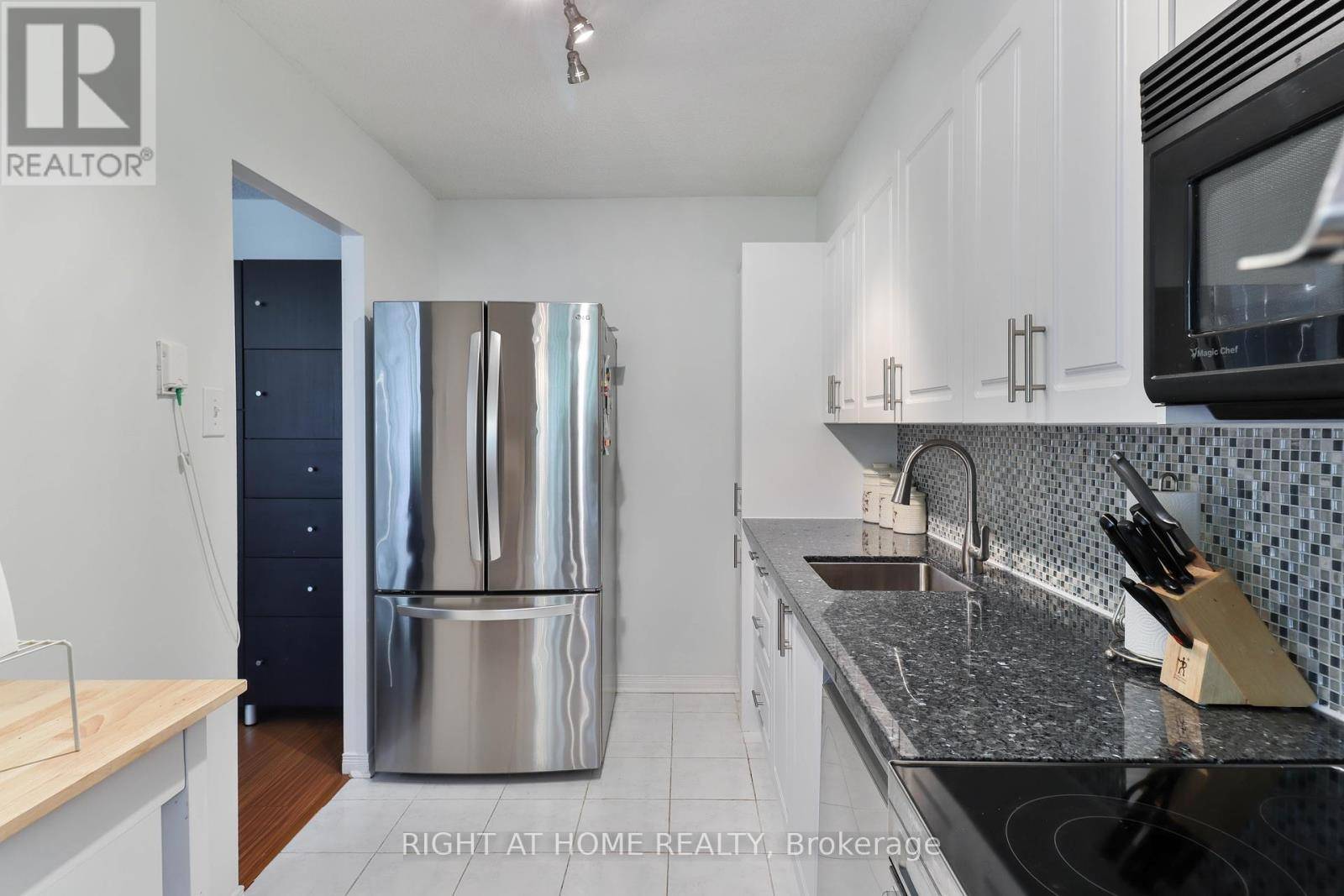 Toronto (victoria Village), ON M4A2R1,10 Sunrise AVE #313