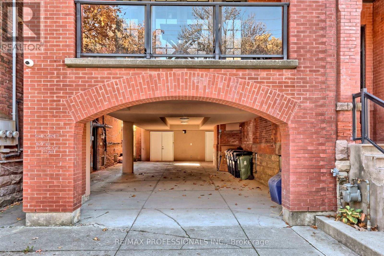 Toronto (annex), ON M5R2S4,90 MADISON AVENUE