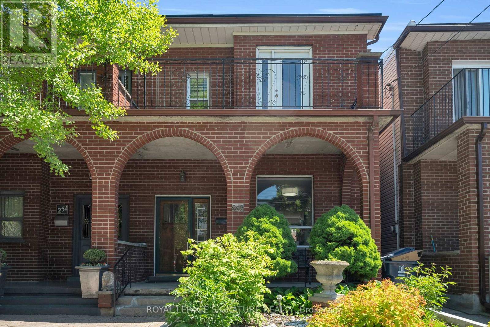 Toronto (palmerston-little Italy), ON M6G2Y7,249 CLINTON STREET