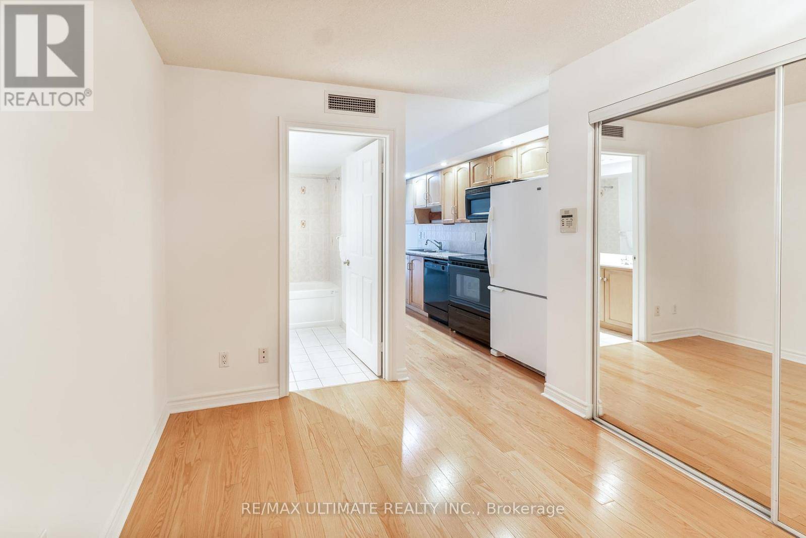 Toronto (waterfront Communities), ON M5V3P5,270 Wellington ST West #222