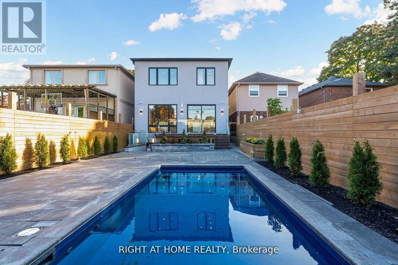 Toronto (leaside), ON M4G2V9,100 GLENVALE BOULEVARD