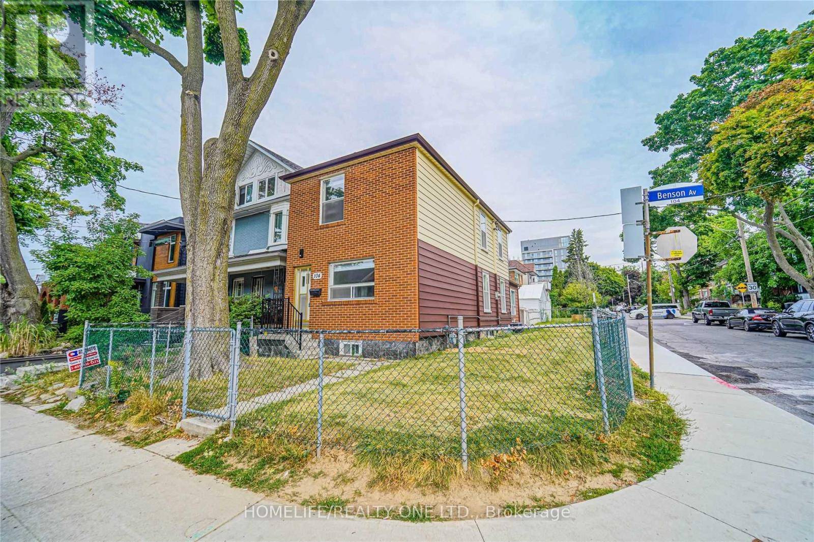 Toronto (wychwood), ON M6G2J1,104 Benson AVE #Upper