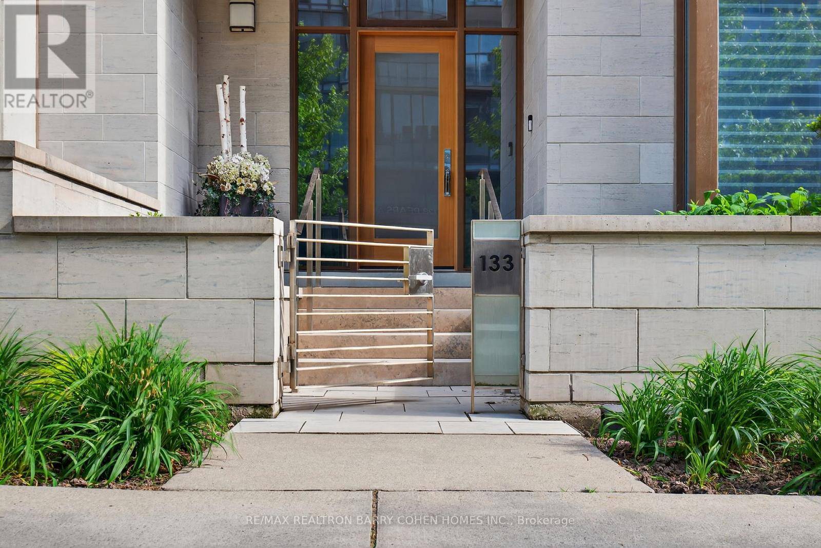 Toronto (annex), ON M5R1T3,133 PEARS AVENUE