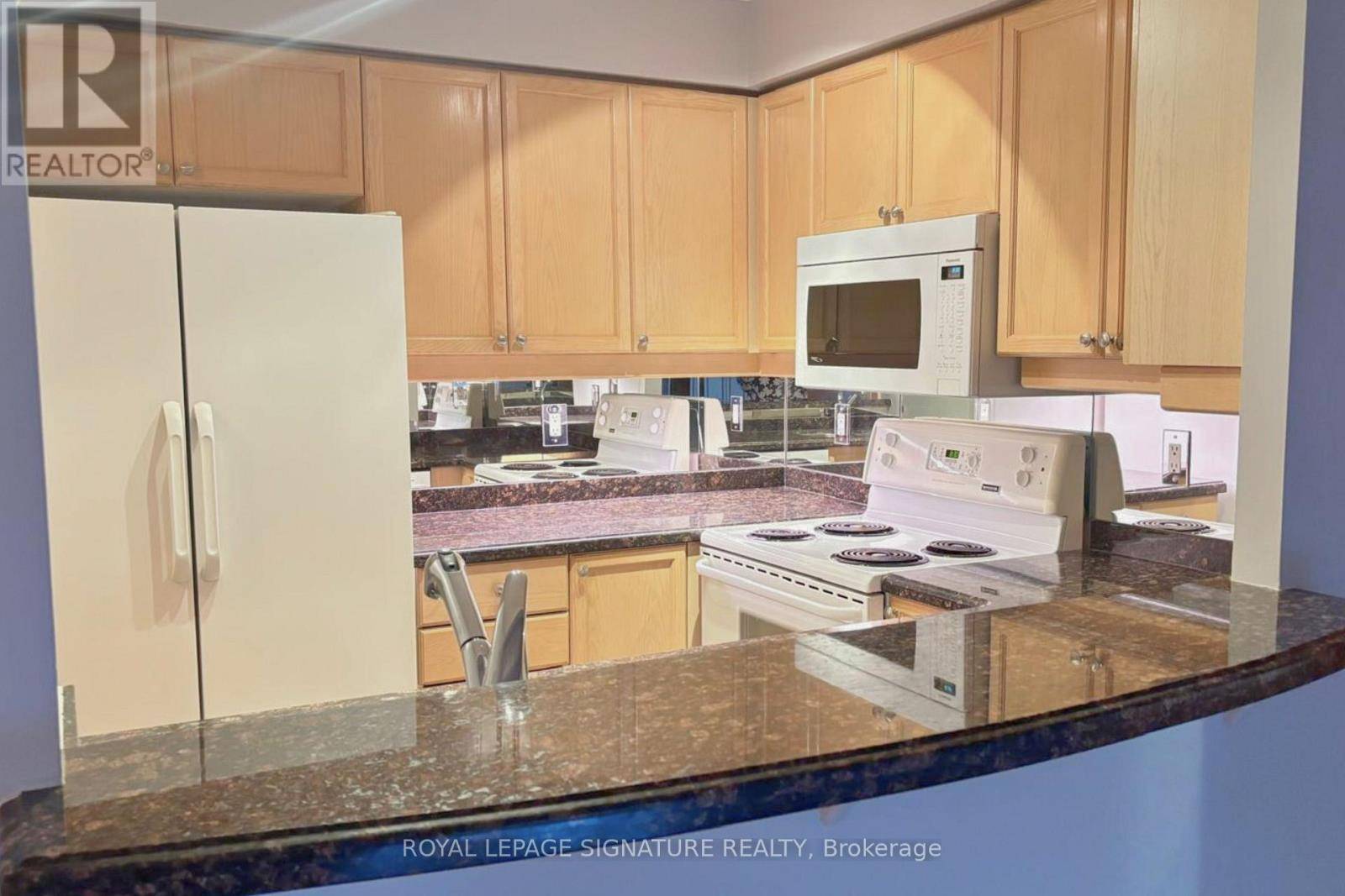 Toronto (forest Hill South), ON M5P3N2,800 Spadina RD #404