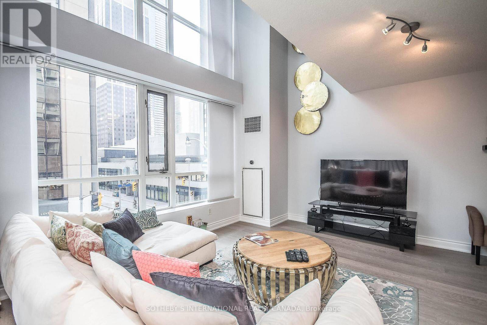 Toronto (annex), ON M5R3V1,80 Cumberland ST #309