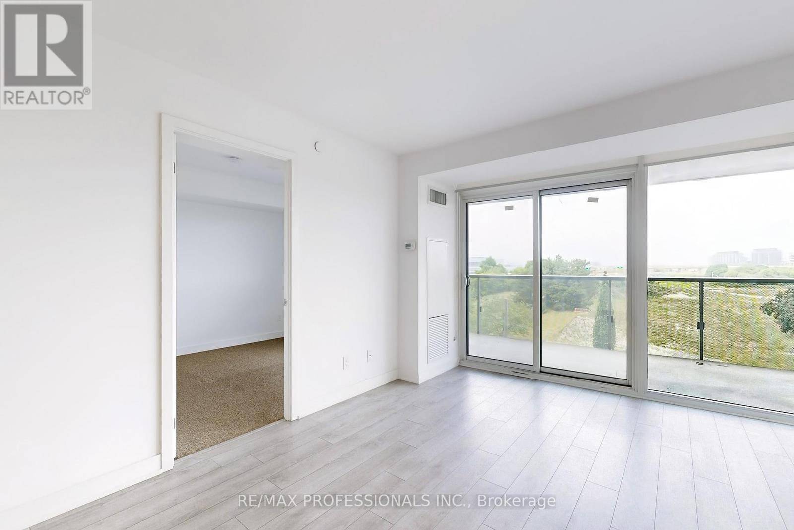 Toronto (englemount-lawrence), ON M6A0B3,120 Varna DR #613