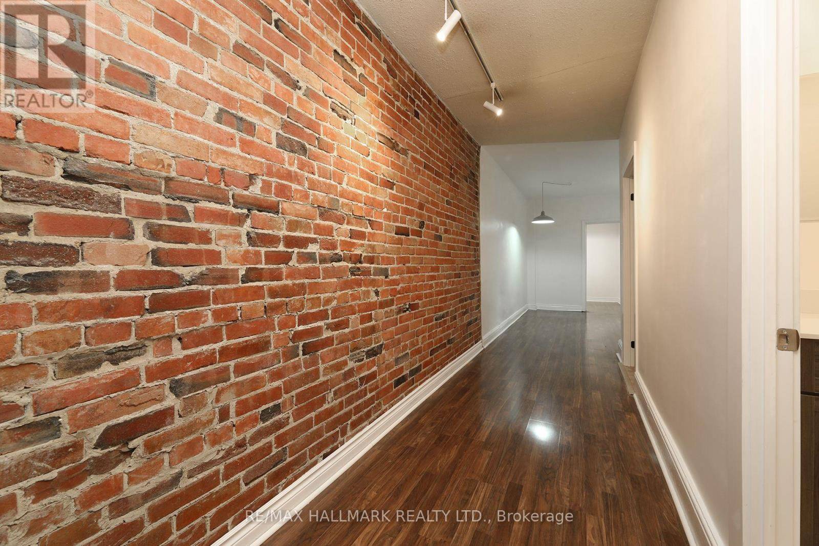 Toronto (annex), ON M6G1P1,32 BARTON AVENUE