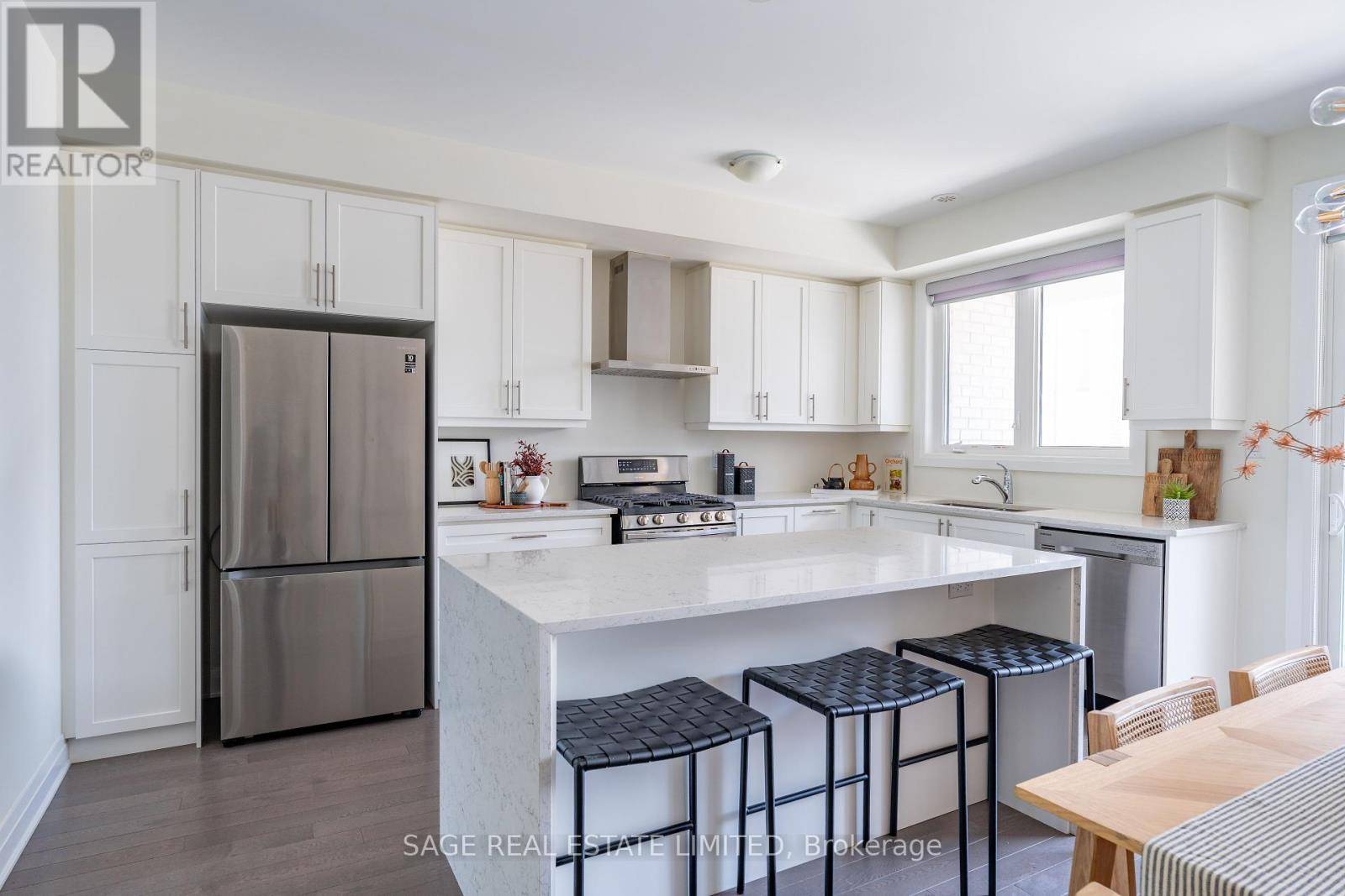 Toronto (banbury-don Mills), ON M3B2Y8,211 THE DONWAY E