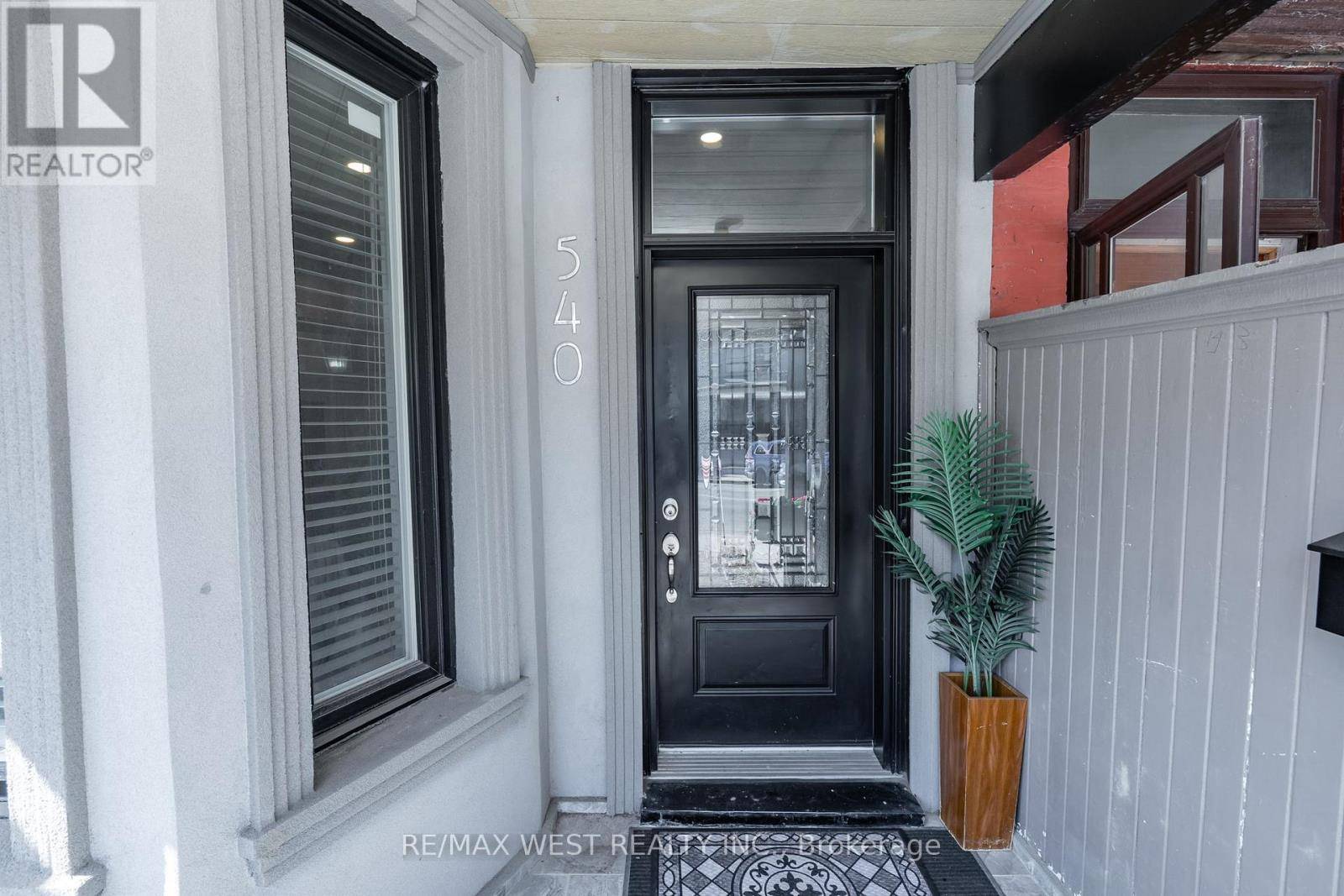 Toronto (little Portugal), ON M6K2A7,540 DUFFERIN STREET