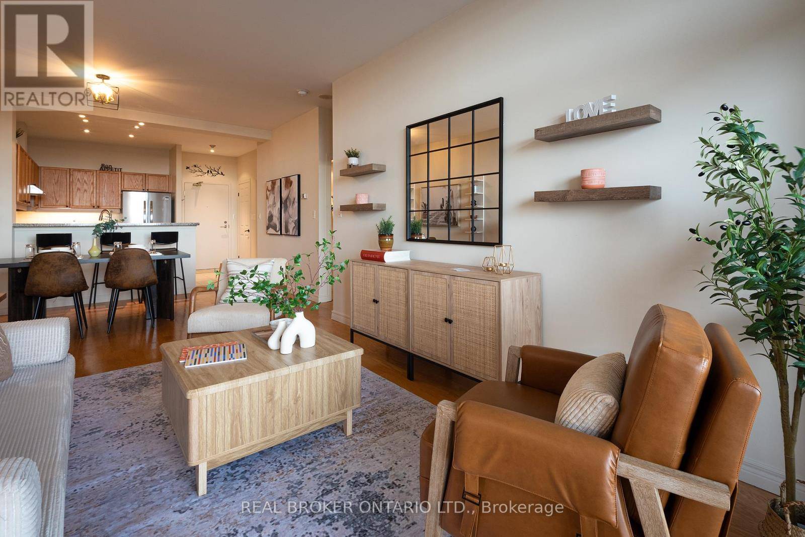 Toronto (thorncliffe Park), ON M4H1R1,1 Leaside Park DR #404