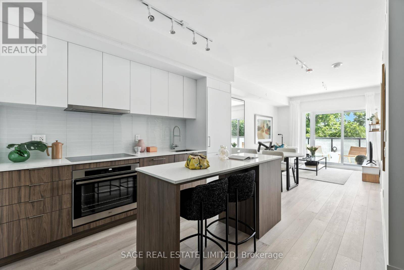 Toronto (wychwood), ON M6C1C4,863 St Clair AVE West #310
