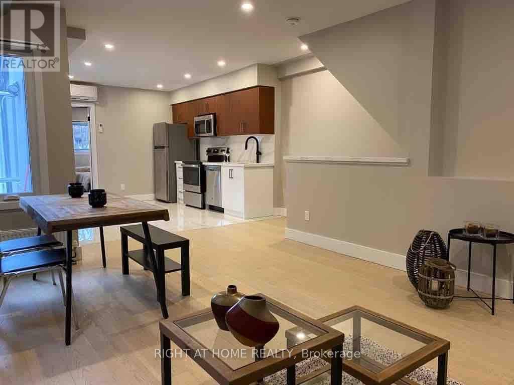 Toronto (wychwood), ON M6H2R3,37 Somerset AVE #1