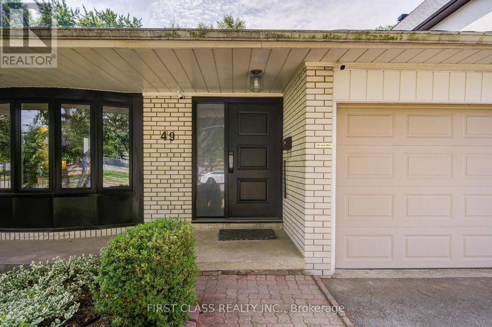 Toronto (willowdale East), ON M2N4C1,49 MCKEE AVENUE