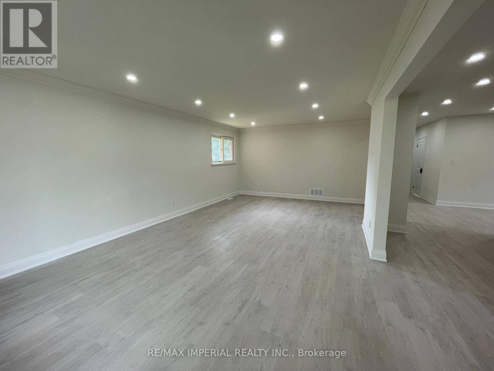 Toronto (newtonbrook East), ON M2M2H8,181 Wedgewood DR #Main