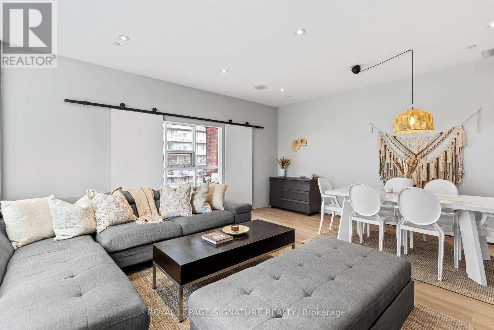 Toronto (niagara), ON M5V3G8,393 King ST West #1201