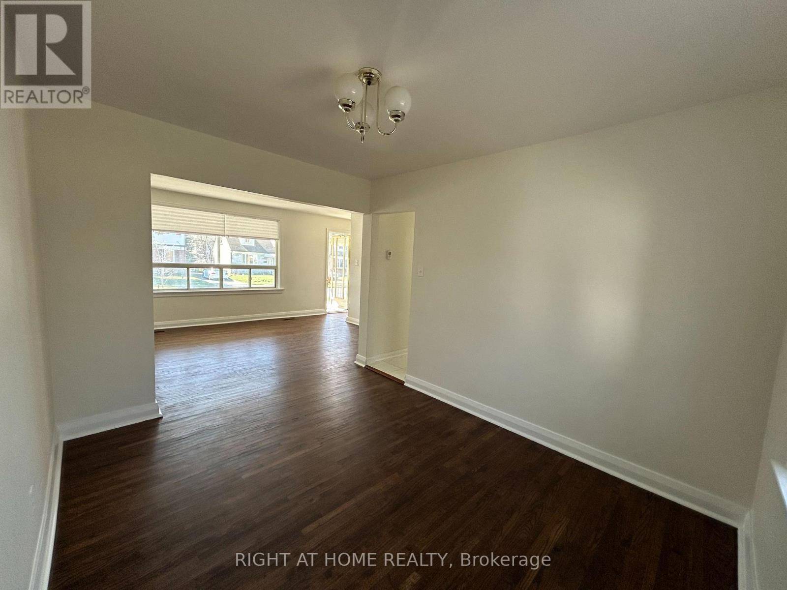 Toronto (newtonbrook West), ON M2M1M9,50 MOORE PARK AVENUE