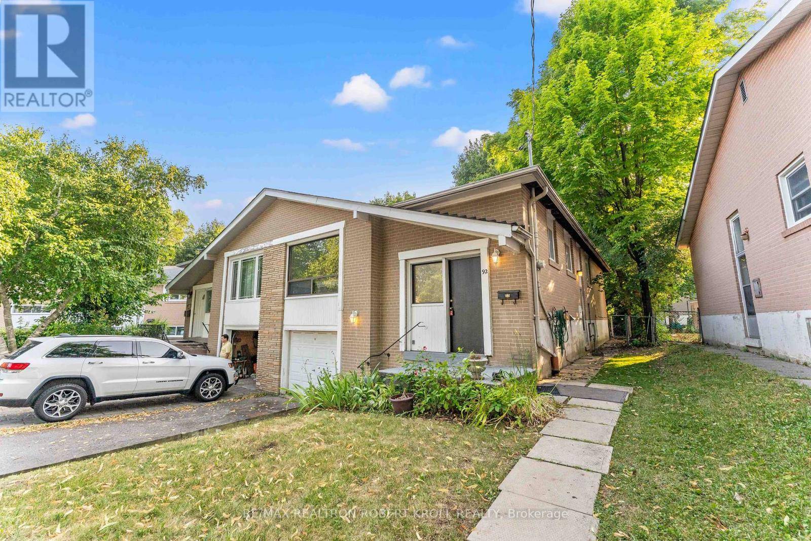 Toronto (newtonbrook West), ON M2R2X1,92 ELISE TERRACE