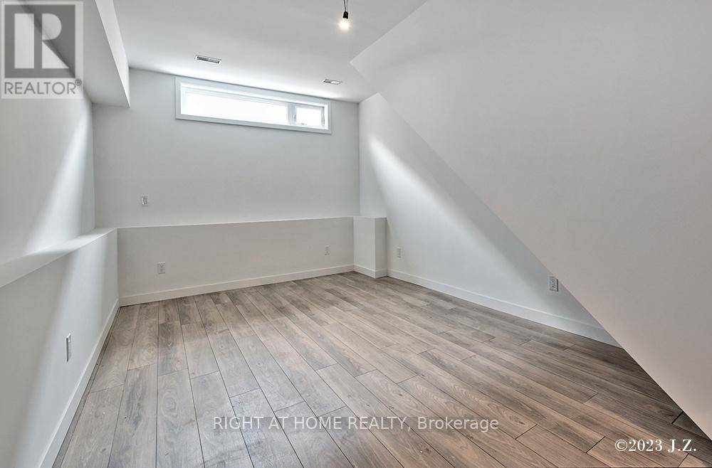 Toronto (oakwood Village), ON M6C2B4,48 Lanark AVE #B