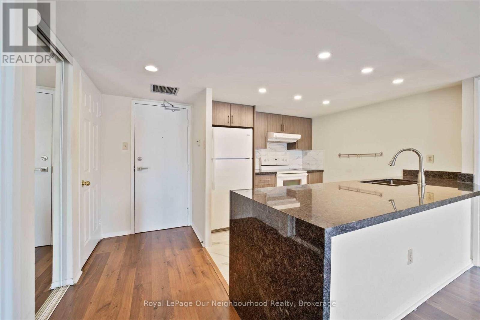 Toronto (niagara), ON M5V2W7,701 King ST West #809